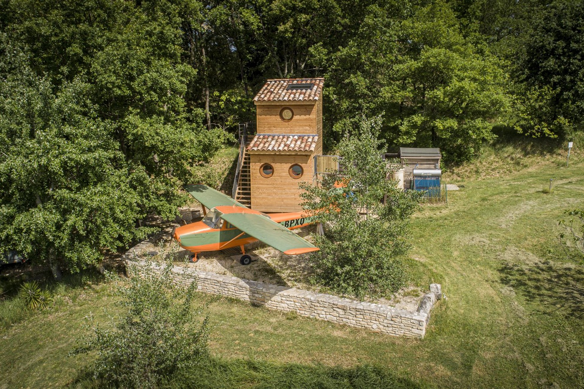 Hébergement UnicStay : Avion Cessna et sa Tour de Contrôle à Barjac