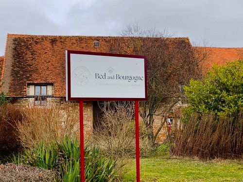 Domaine AbracadaRoom : Bed and Bourgogne - Image 2