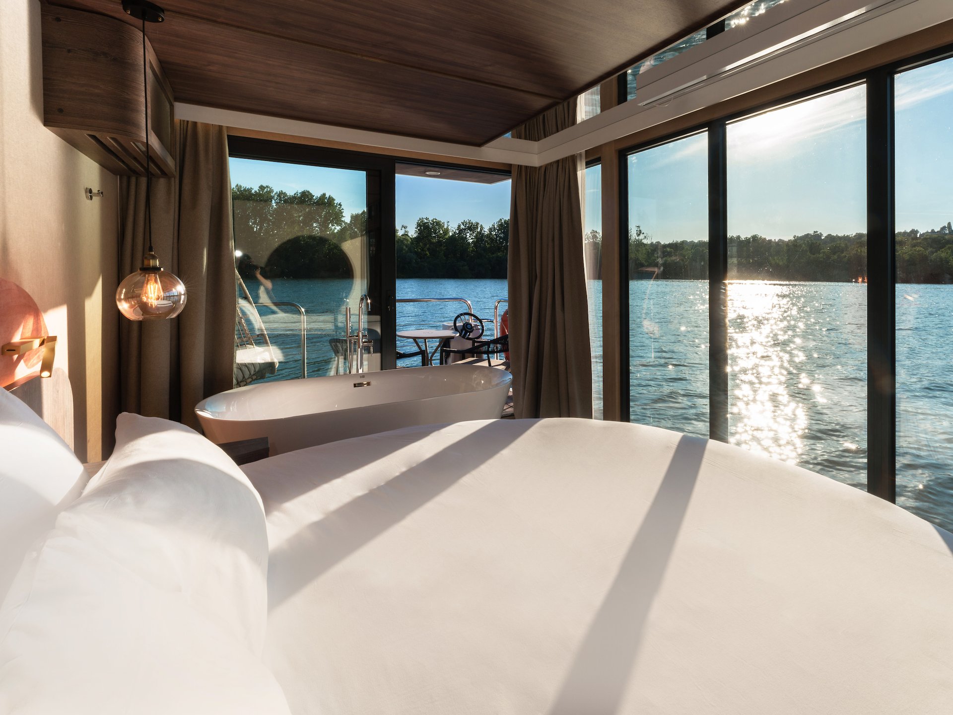 Suite flottante Panoramique Lit rond Balnéo Sauna