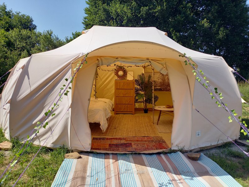 Hébergement AbracadaRoom : Jungle Tent with Vintage Military Ambulance - Image 1