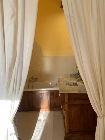 Hébergement AbracadaRoom : Chambre d'hôte Éclat de Renaissance du Château Ste Colombe - Image 2