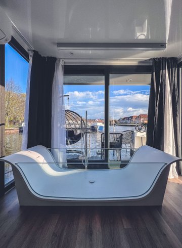 Hébergement AbracadaRoom : Suite flottante Supérieure Lit king-size Balnéo transparente Sauna et rooftop - Image 3