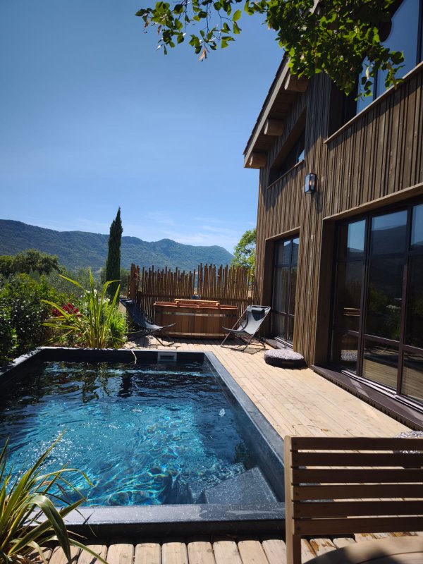 LODGE DES BARONNIES Piscine et spa à Plaisians (4)