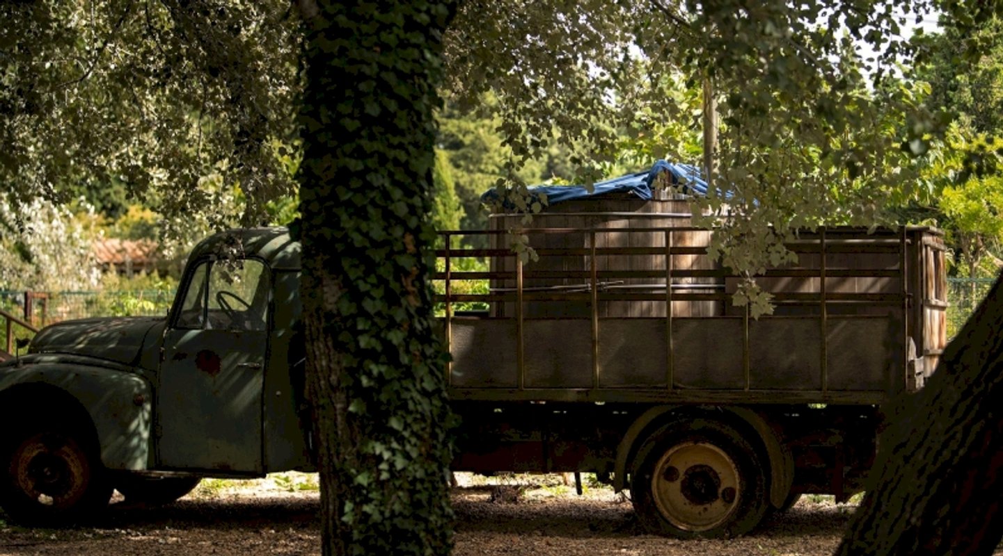 Le Truck-Lodge le UNIC OM & Spa à Saint-Andiol (2)