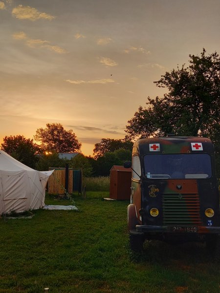 Hébergement AbracadaRoom : Jungle Tent with Vintage Military Ambulance - Image 24