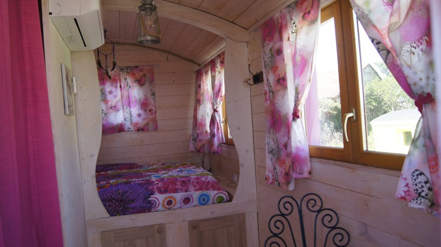 couloir_roulotte_violette_roulottes_yguaris