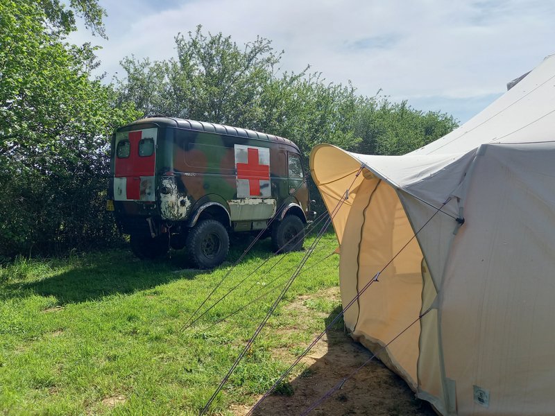 Hébergement AbracadaRoom : Jungle Tent with Vintage Military Ambulance - Image 4