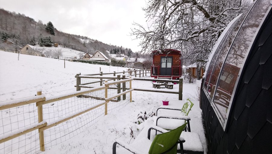 sous la neige- ferme traitsanes-séjour insolite-à deux-alsace-abracadaroom