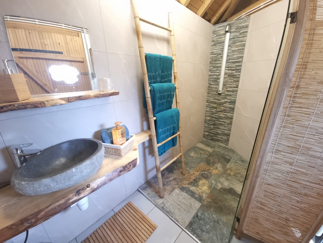 La cabane Haut-Perchée & Spa à Wail (13)
