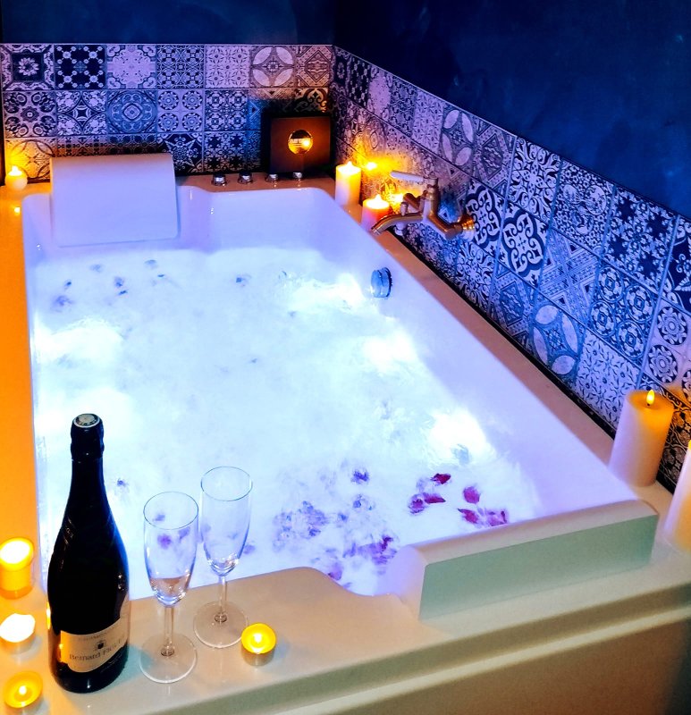 Évasion Scandinave Romantique : Spa XXL & Cinéma à Amiens (2)