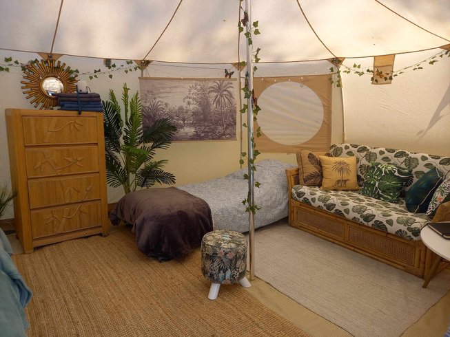 Hébergement AbracadaRoom : Jungle Tent with Vintage Military Ambulance - Image 11