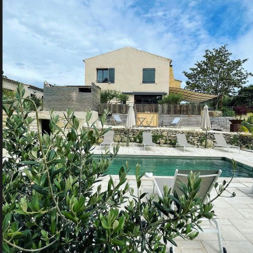 Je m'appelle Hervé et je suis le propriétaire de la maison d'hôte. Vous serez accueilli par un verre de rosé à 18h, tentez de ne pas le manquer pour pouvoir me rencontrer.