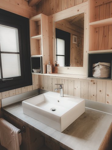 Hébergement AbracadaRoom : Cabane Selva - Lodge sur pilotis au cœur de la nature, calme & bien-être, réservé aux adultes • linge & ménage inclus • climatisation réversible • cuisine équipée - Image 5