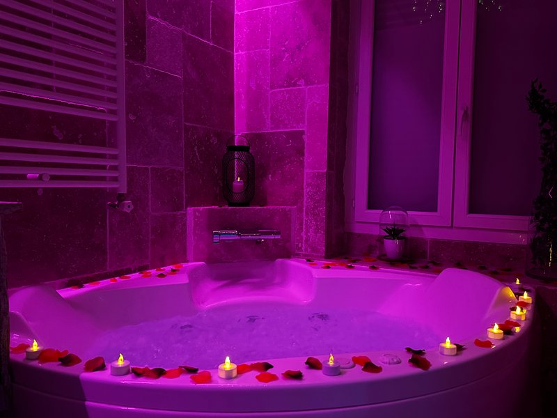 Hébergement AbracadaRoom : Glam Appart Spa Cosy Champagne & Parking - Image 9