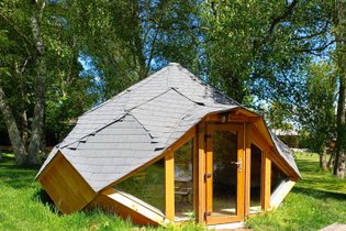 Cabane 'Noisette' au bord d'un lac