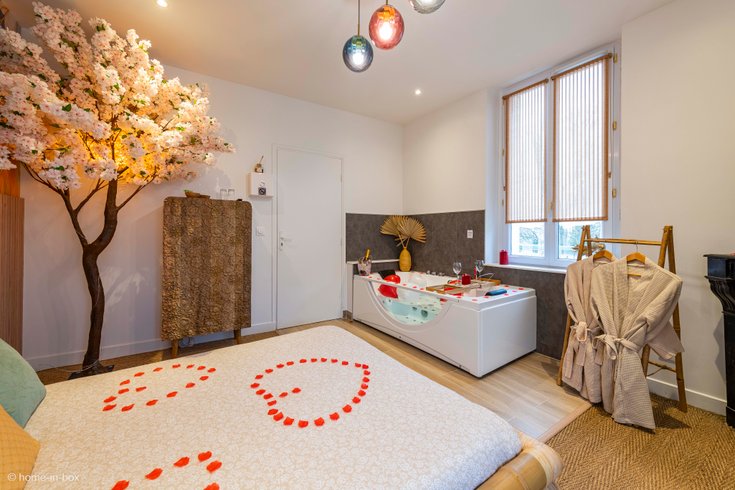 Hébergement AbracadaRoom : Suite Asie avec Jacuzzi 15min Disney - Image 3