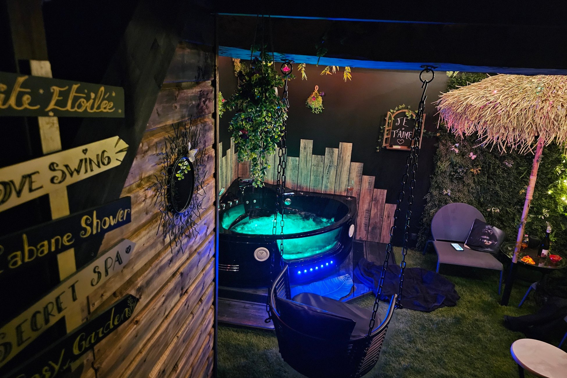 Hébergement UnicStay : Secret love garden loveroom n'spa à Soleymieu