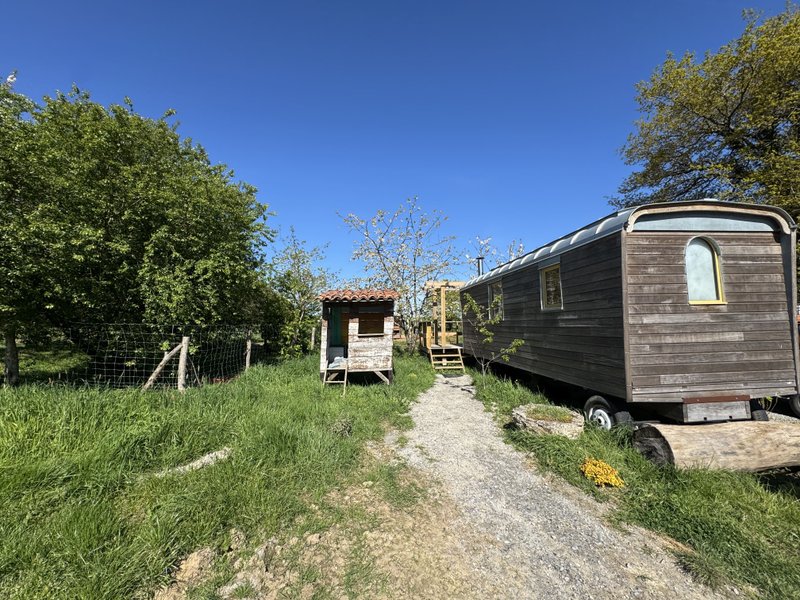 Hébergement AbracadaRoom : La roulotte à la Ferme de Youna & Zélie - Image 1