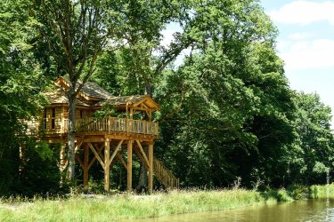 vue sur l'étang-cabane dans les arbres-séjour insolite-en famille-centre-abracadaroom