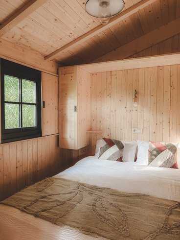 Hébergement AbracadaRoom : Cabane Selva - Lodge sur pilotis au cœur de la nature, calme & bien-être, réservé aux adultes • linge & ménage inclus • climatisation réversible • cuisine équipée - Image 2