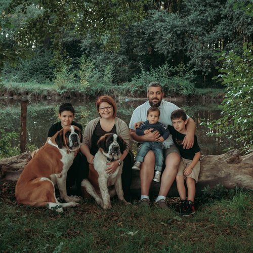 Je suis Marlène accompagnée de mon mari Julien et de nos 3 enfants Heïdi, Karl et Luigi. 