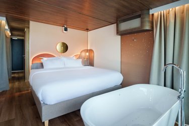 Suite flottante Supérieure Lit king-size Balnéo à Saint-Martin-La-Garenne (2)
