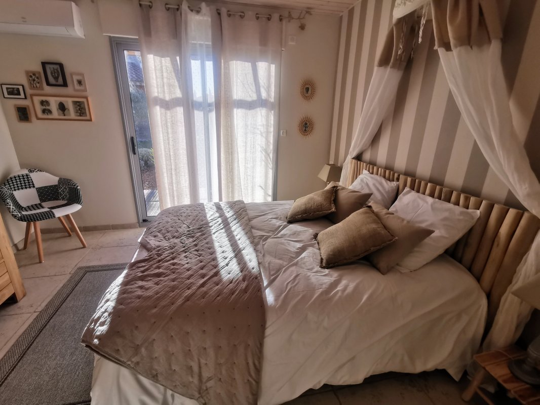 Villa Font Vive - Chambre d'hôtes "Le Chassezac" écologique avec piscine et cuisine à Grospierres (7)