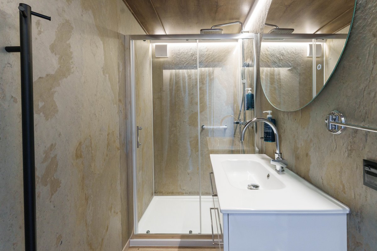Suite flottante Supérieure Lit king-size Balnéo à Saint-Martin-La-Garenne (8)