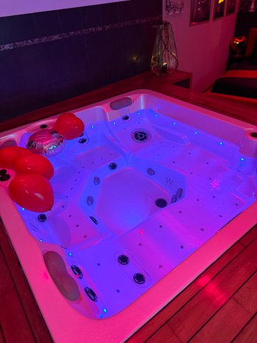 Hébergement AbracadaRoom : Suite 785 Chambre Romantique Spa & Sauna - Image 3