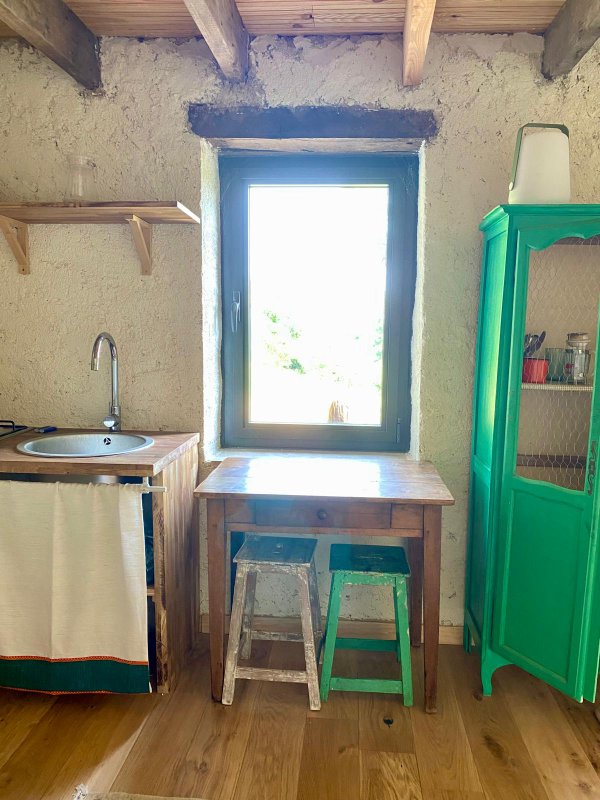 Cabane autonome dans les bois à Leynes (5)