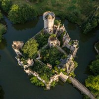 Projet lancé par la Start-up Dartagnans, ce château a été racheté par plus de 50 000 co-châtelains. 