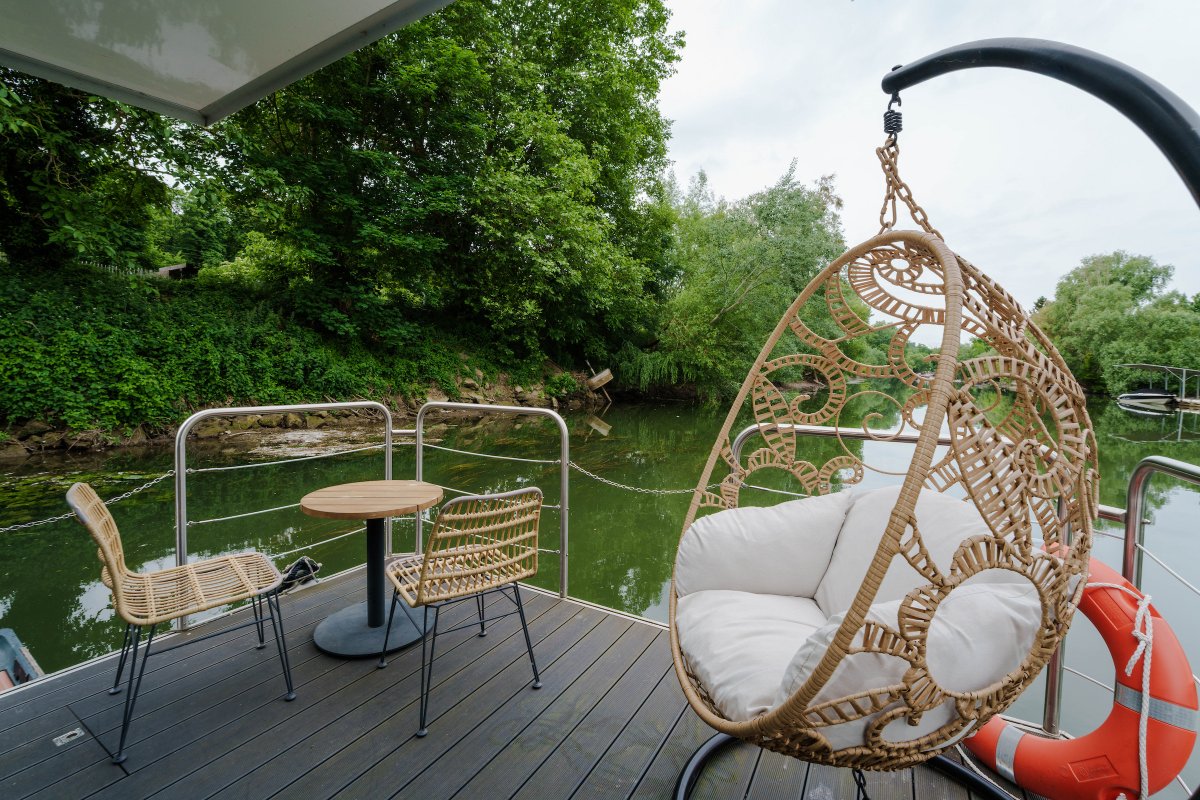 Suite flottante Panoramique Lit rond Balnéo à Poissy (5)