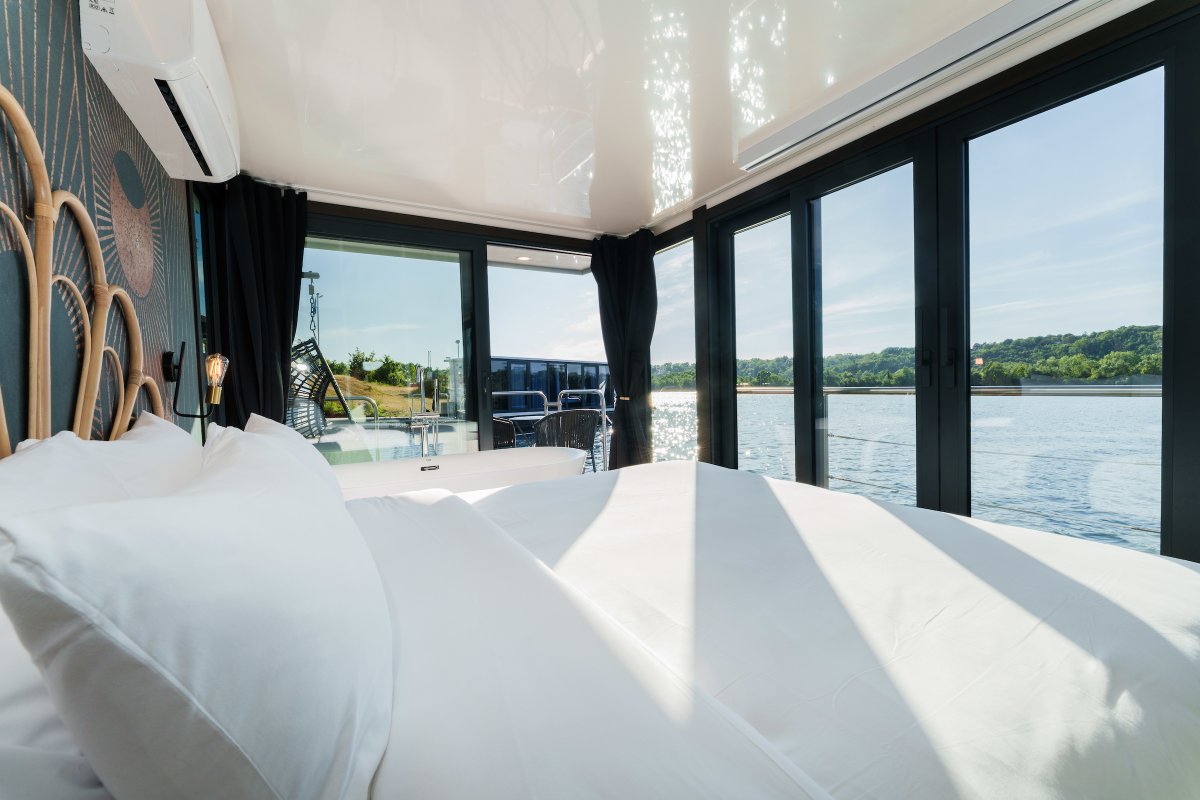 Suite flottante Panoramique Lit king-size Balnéo à Saint-Martin-La-Garenne (9)
