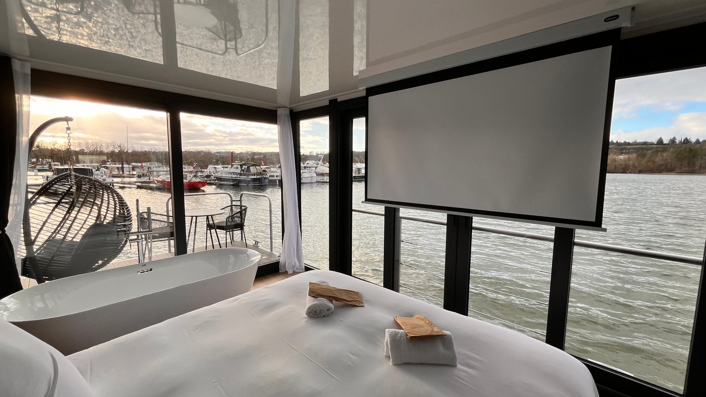 Suite flottante Panoramique Lit king-size Balnéo à Saint-Martin-La-Garenne (6)