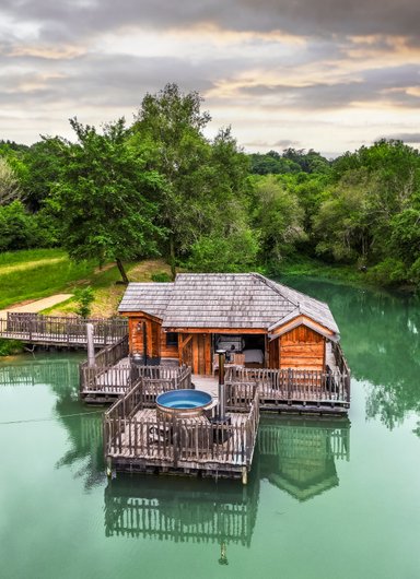 Cabane du Lac & Spa à Saint- Martin Des Combes