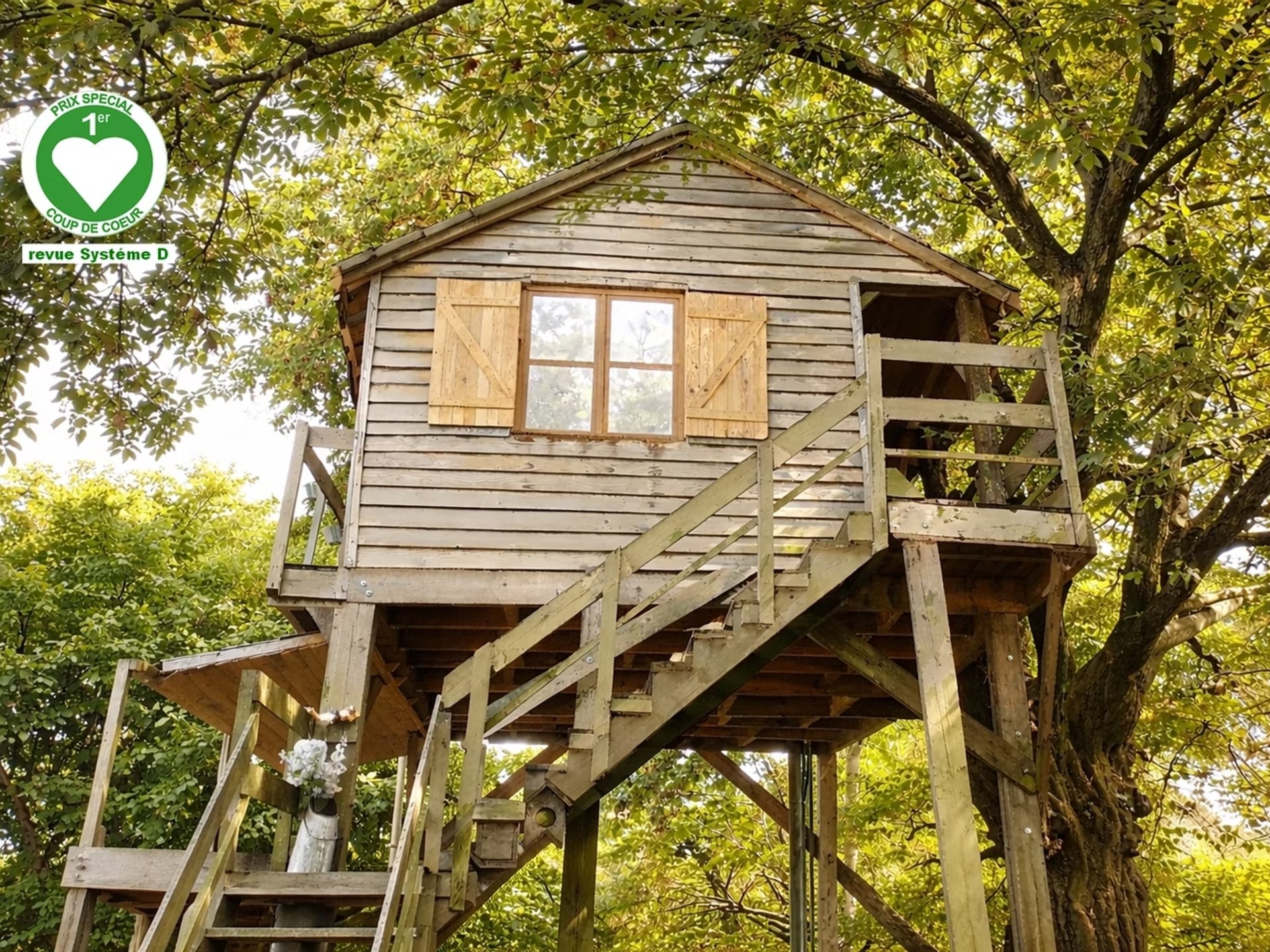 Maisonnette perchée dans les arbres tout équipée