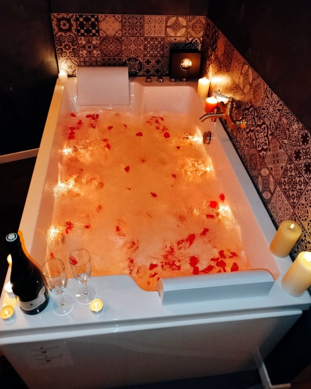 Évasion Scandinave Romantique : Spa XXL & Cinéma à Amiens (6)