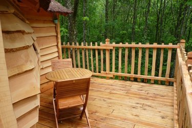 Nids_cabanes_Nids_du_bearn_sejour_en_terrasse_foret_abracadaroom