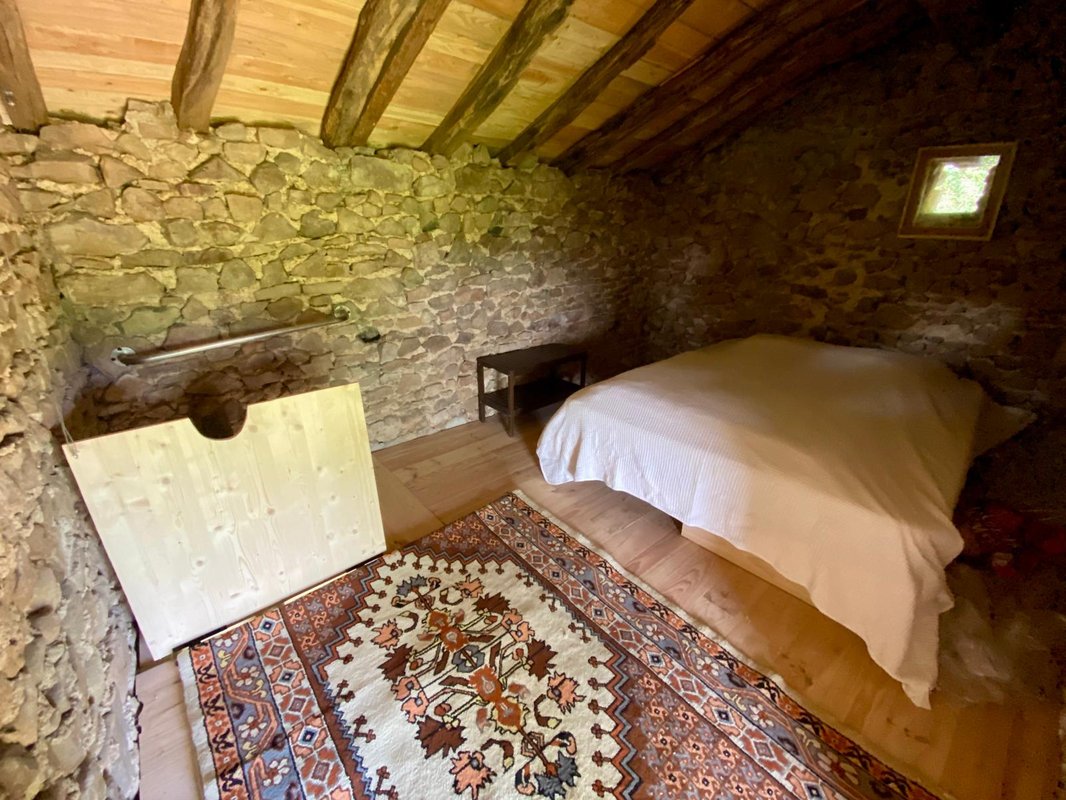 Cabane autonome dans les bois à Leynes (9)