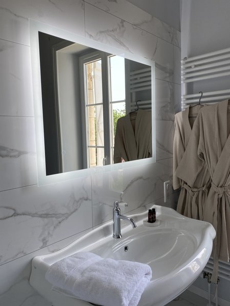 Hébergement AbracadaRoom : Suite Pierre de Lune – suite lumineuse avec cheminée – Maison Balmelle Gramat - Image 6