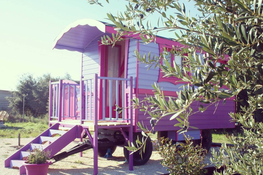 facade_roulotte_violette2_roulottes_yguaris