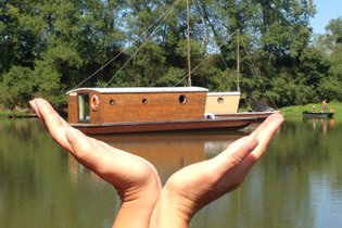 Toue Cabanée familiale au mouillage