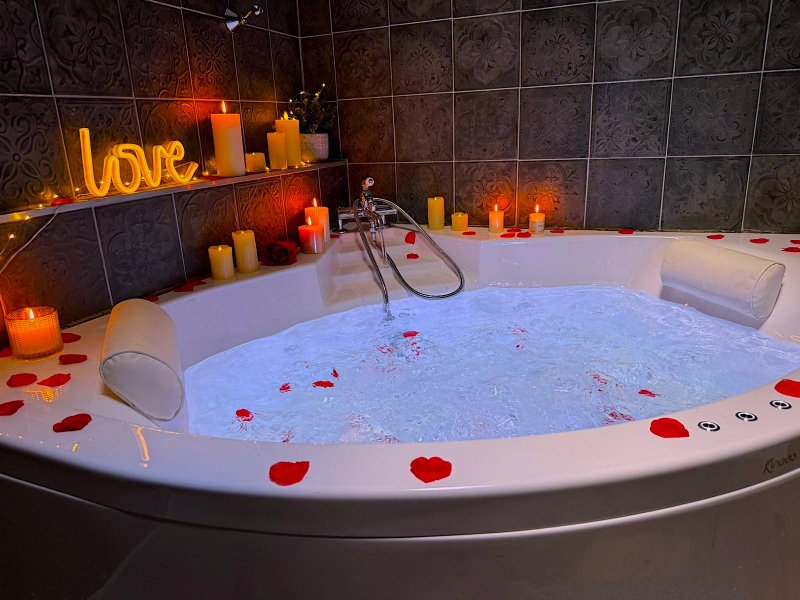 Hébergement AbracadaRoom : Chalet Romantique Spa & Ciné Privé / 10 min centre - Image 16