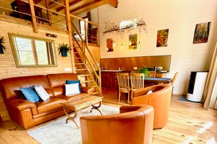 Terrasse sur l’eau, gîte en châtaignier