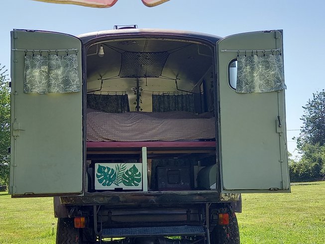 Hébergement AbracadaRoom : Jungle Tent with Vintage Military Ambulance - Image 15