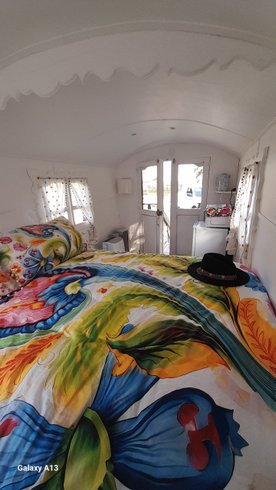 Hébergement AbracadaRoom : La roulotte au bord de l'étang - Image 3