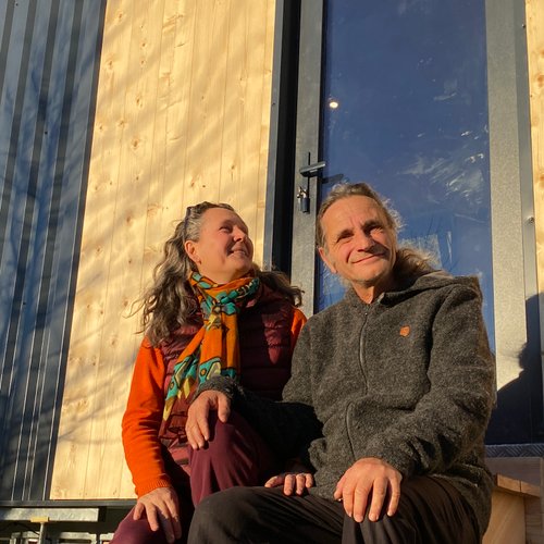 Corine et Michel, qui vous accueillent en collaboration avec Homnest, une équipe passionnée par la création d'aventures étonnantes !