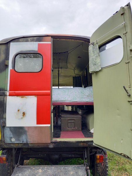 Hébergement AbracadaRoom : Jungle Tent with Vintage Military Ambulance - Image 14