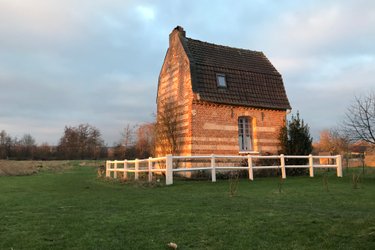 La Maisonnette de poupée avec cheminée, Vue Nature & Vélos à Epagne Epagnette (1)
