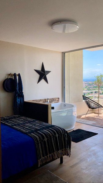 Hébergement AbracadaRoom : La Suite vue panoramique et Spa - Image 3